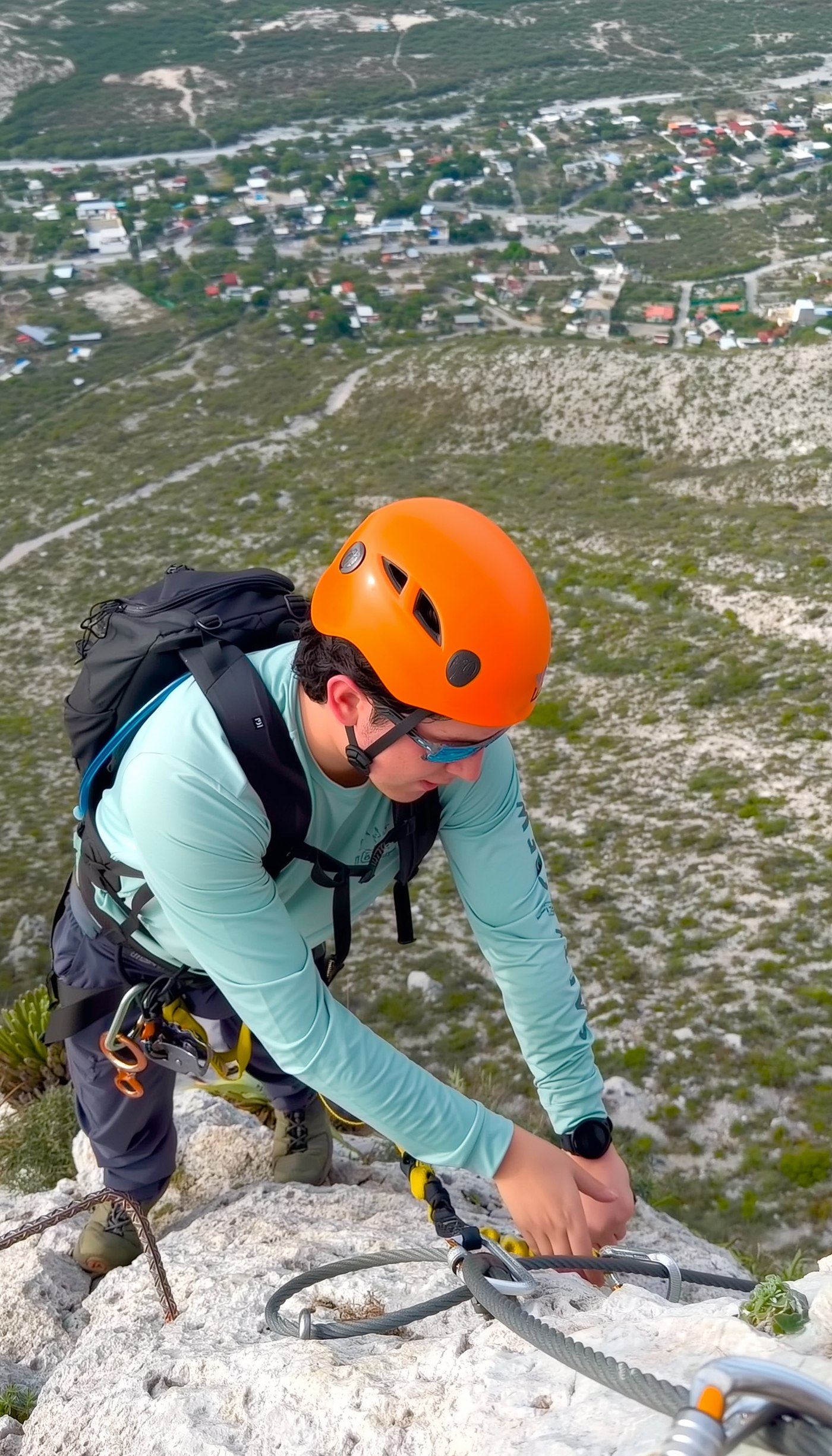 Escalador asegurándose en la vía ferrata Ruta Vértigo