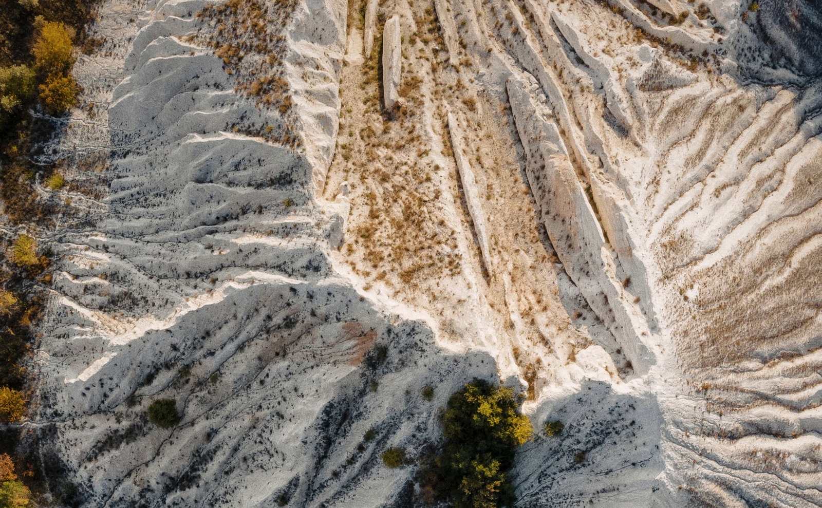 Vista aérea de un frente de caliza erosionada, el depósito del que sale el carbonato de magnesio